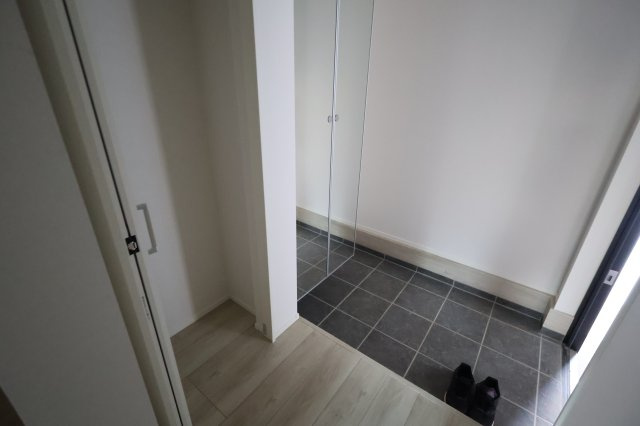 【玄関】 | 《仲介手数料無料》南区四谷２丁目4-19(3号棟)新築一戸建てケイアイスタイル | 撮影日 2025年11月15日 15:00 晴れ