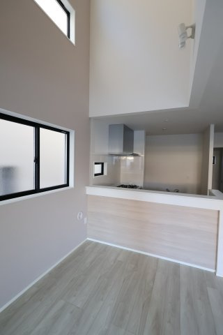 《仲介手数料無料》南区四谷２丁目4-19(3号棟)新築一戸建てケイアイスタイルの居間・リビング|撮影日 2025年11月15日 15:00 晴れ