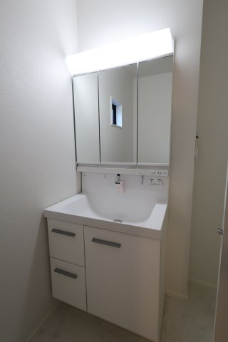 【独立洗面台】 | 《仲介手数料無料》南区四谷２丁目4-19(3号棟)新築一戸建てケイアイスタイル | 撮影日 2025年11月15日 15:00 晴れ