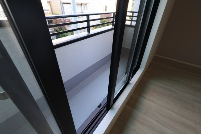 《仲介手数料無料》南区四谷２丁目4-19(3号棟)新築一戸建てケイアイスタイルのバルコニー|撮影日 2025年11月15日 15:00 晴れ