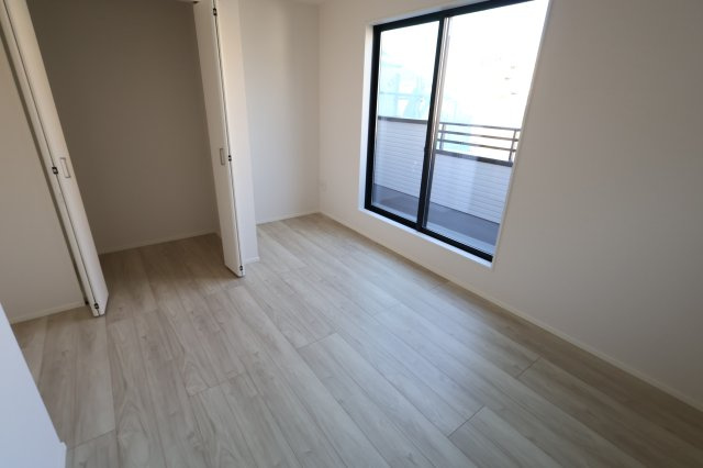 《仲介手数料無料》南区四谷２丁目4-19(3号棟)新築一戸建てケイアイスタイルの洋室|撮影日 2025年11月15日 15:00 晴れ