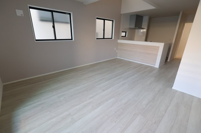 【居間・リビング】 | 《仲介手数料無料》南区四谷２丁目4-19(3号棟)新築一戸建てケイアイスタイル | 撮影日 2025年11月15日 15:00 晴れ