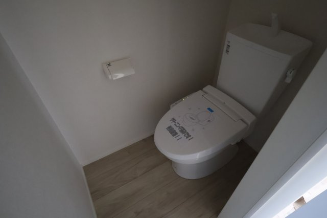 【トイレ】 | 《仲介手数料無料》南区四谷２丁目4-19(3号棟)新築一戸建てケイアイスタイル | 撮影日 2025年11月15日 15:00 晴れ