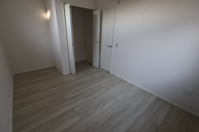 《仲介手数料無料》南区四谷２丁目4-19(3号棟)新築一戸建てケイアイスタイルの洋室|撮影日 2025年11月15日 15:00 晴れ