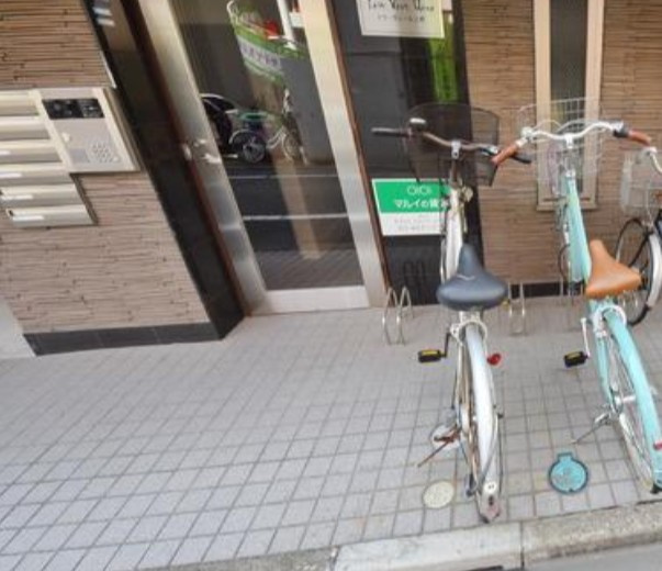 トワ　ヴェール上野の駐車場