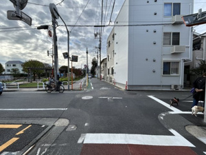 【前面道路含む現地写真】