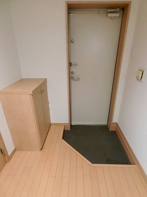 ヴィーブリアン松戸Ａの玄関