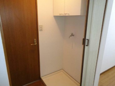 【設備】 | 佐藤アパート | 室内洗濯機置き場。