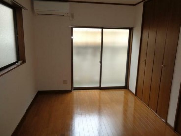 【寝室】 | 佐藤アパート | きれいなフローリング。