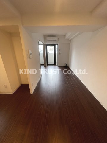 ファーストフィオーレ梅田イーストの居間・リビング|こちらの居間で趣味の時間をお楽しみください