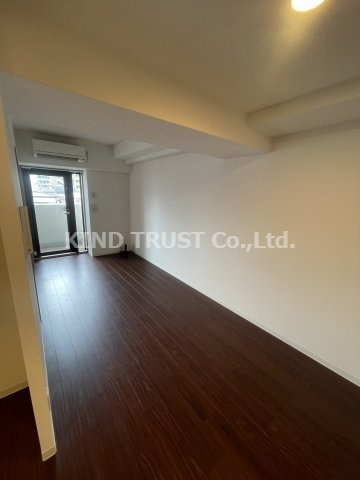 ファーストフィオーレ梅田イーストの居間・リビング|こちらの居間で趣味の時間をお楽しみください