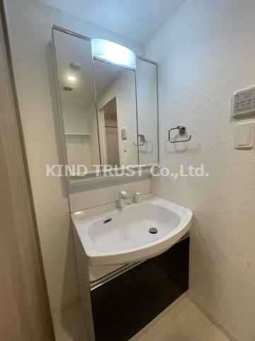 ファーストフィオーレ梅田イーストの洗面所|ゆったりとスペースのある洗面所