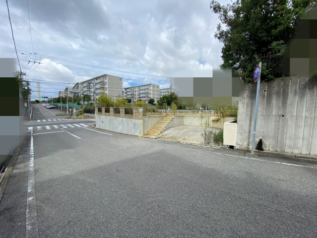 明石市大久保町高丘２丁目　売土地の前面道路含む現地写真