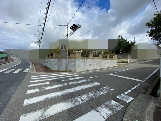 明石市大久保町高丘２丁目　売土地の前面道路含む現地写真