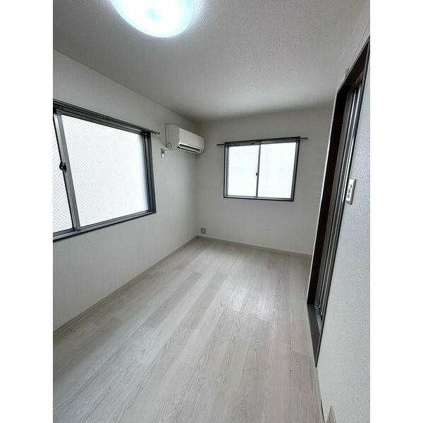 KSコート江坂東　仲介手数料無料の居間・リビング