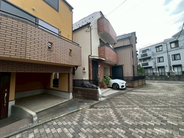 目黒区駒場　中古戸建の前面道路含む現地写真