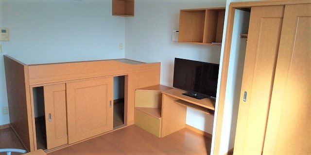 レオパレス三咲の寝室|ハイベット下や階段下など豊富な収納♪