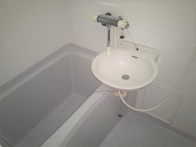 レオパレス三咲の浴室|混合水栓で温度調節が簡単！