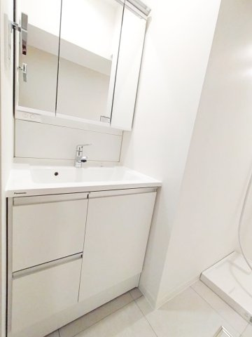 日生行徳マンションの独立洗面台|独立洗面台、小物を置くことができて便利です