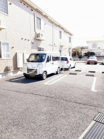 メゾンリファインＳⅡの駐車場|高崎、前橋のお部屋探しはエンドスケープまで！お客様の理想お聞かせ下さい♪