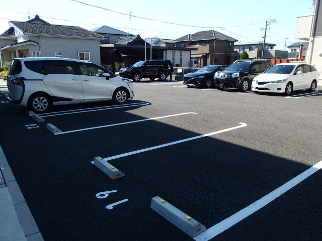 サンレストＢ棟の駐車場