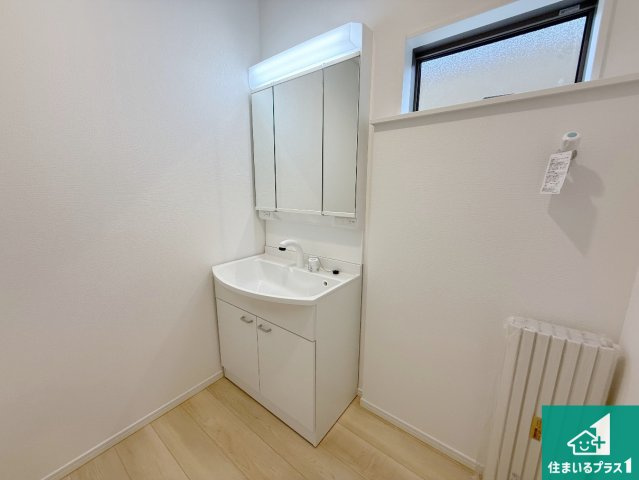 岩出市南大池　第2期　新築一戸建ての独立洗面台|清潔感のある洗面台です。フラットな鏡は掃除がしやすく毎日清潔！鏡裏には収納があるのでスッキリとした洗面台が保てます。