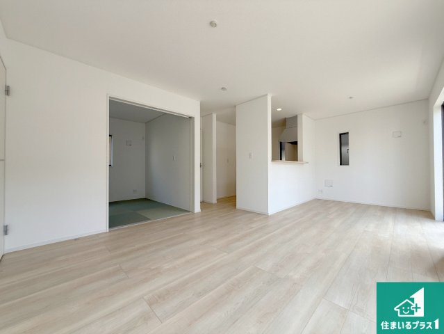 岩出市南大池　第2期　新築一戸建ての居間・リビング|日当たり良好の明るいリビングで朝の目覚めもスッキリできそう！対面キッチンでご家族のコミュニケーションも自然と増える設計！小さなお子様が遊ぶスペースを作っても広々とくつろげるLDK！