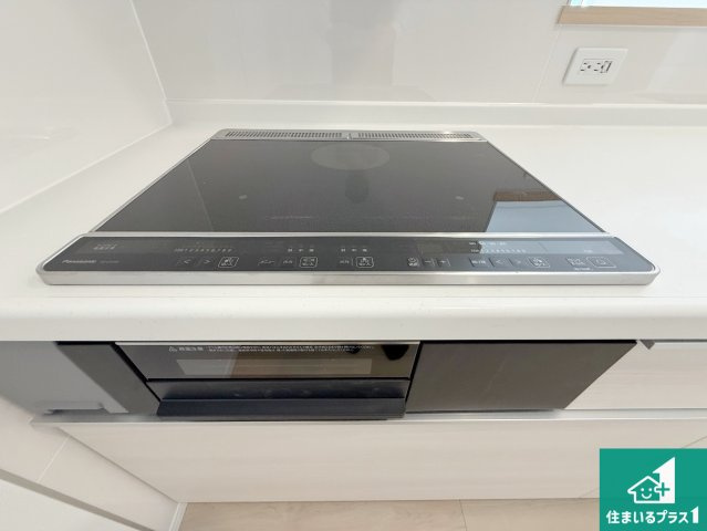 岩出市南大池　第2期　新築一戸建ての設備|火を使わないので、安心なＩＨコンロ！でこぼこが無い構造なので、掃除もしやすく清潔に保てます！