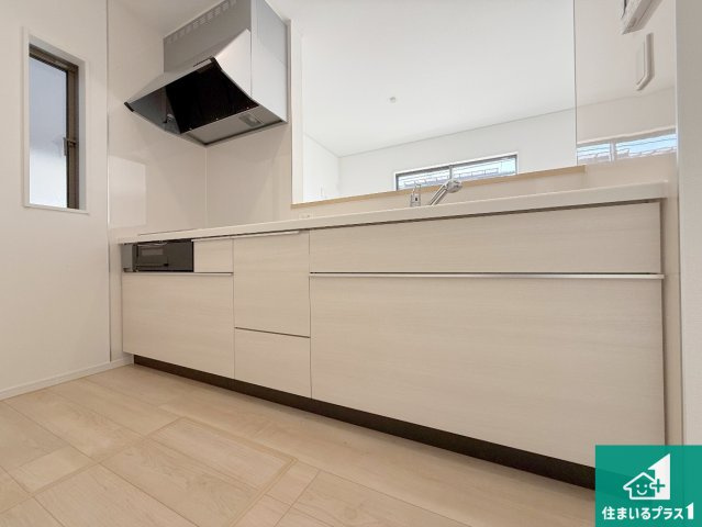 岩出市南大池　第2期　新築一戸建てのキッチン|収納豊富！浄水器付きキッチン！お子さまの様子を見ながらお料理を楽しむことができますね。家族のコミュニケーションが増え会話もはずみそう！