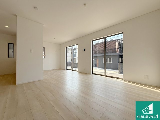 岩出市南大池　第2期　新築一戸建ての居間・リビング|シンプルなリビングは、ソファーを置いたり、観葉植物を置いたり、家具の配置やインテリアで住む人のこだわりを活かすゆとりある空間にしてください♪