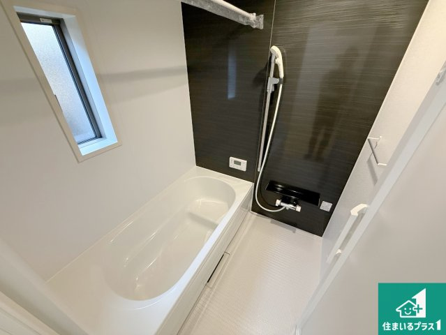 岩出市南大池　第2期　新築一戸建ての浴室|足をゆったり伸ばして一日の疲れを癒してくれる浴槽。窓は少し高めに設置することで、外部からの視線も気にならない設計にし、かつ差し込む光が明るく穏やかな雰囲気にしてくれます！