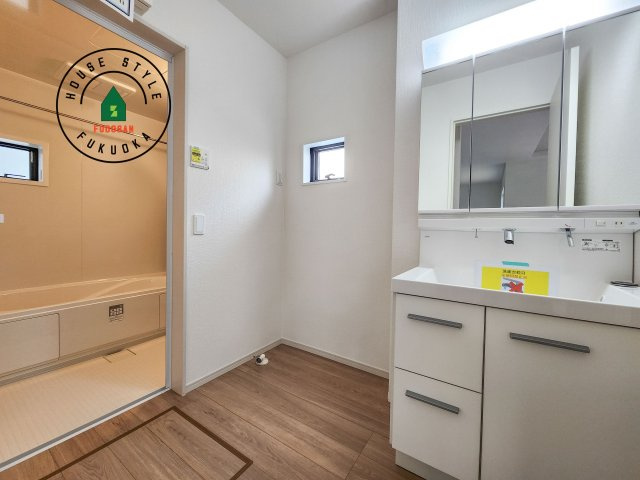 福岡市東区八田3丁目第11-2棟（2号棟）　の内観：施工例|ゆとりの洗面スペースで朝の身支度もスムーズに。暮らしを快適に変えるシャワー付洗面台です！
