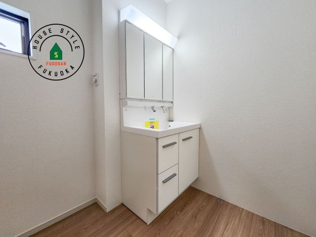 福岡市東区八田3丁目第11-2棟（2号棟）　の内観：施工例|毎日使うものだから清潔な空間を保ちたい水回り。洗面にはそんな願いを解消させてくれる収納アイデアが満載です。三面鏡の裏側にはキャビネットが現れ小物から背の高い物まで収納できます。