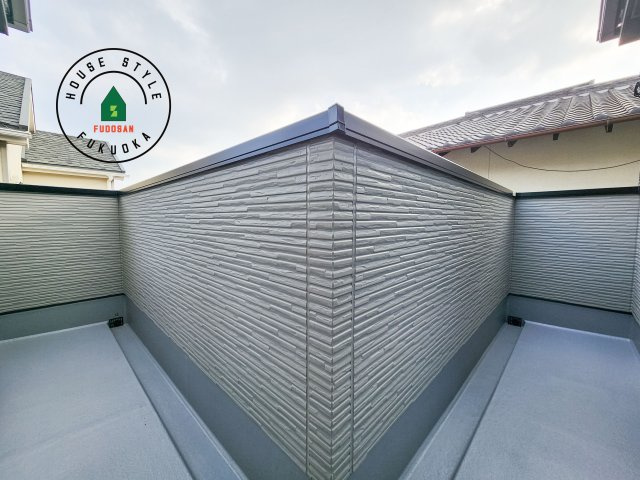 福岡市東区八田3丁目第11-2棟（2号棟）　の外観：施工例|風をしっかりと感じられるバルコニーでは、毎日が洗濯日和です。広々としているので洗濯も楽しくなるでしょうし、気分転換にバルコニーからの眺めを楽しむのもいいでしょう。