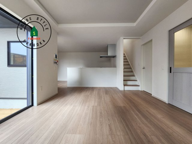 福岡市東区八田3丁目第11-2棟（2号棟）　の内観：施工例|キッチンからリビングをしっかり確認できます。家族の笑顔があふれる空間になりそうですね。