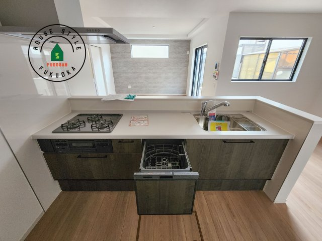 福岡市東区八田3丁目第11-2棟（2号棟）　の内観：施工例|ご家族を近くに感じられる対面キッチンのLDK。会話もはずみそうですね。