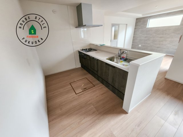 福岡市東区八田3丁目第11-2棟（2号棟）　の内観：施工例|明るいキッチン作業スペースを多くとりました。ご夫婦でキッチンに立っても調理がしやすい広さです。食器類もすっきりと片付く収納は魅力的です。