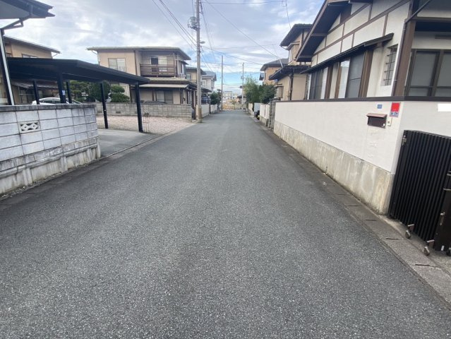 山形市富の中1丁目11-14の前面道路含む現地写真