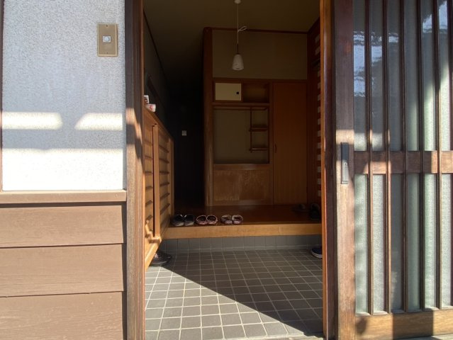 山形市富の中1丁目11-14の玄関