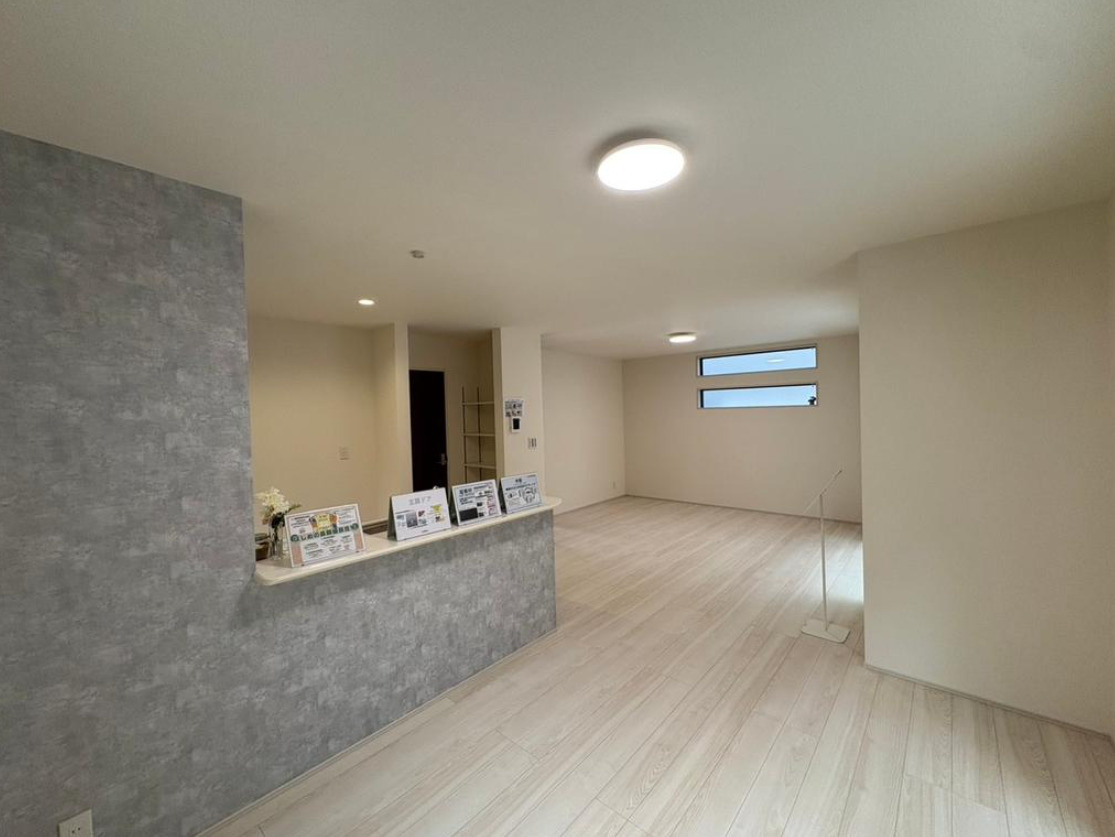 横浜市金沢区六浦東3丁目 新築戸建て【仲介手数料無料】カースペース2台の居間・リビング