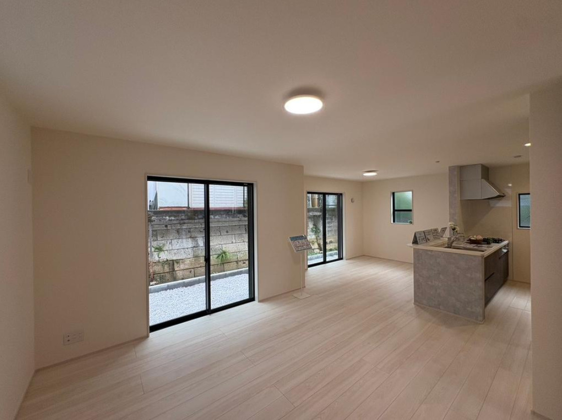 横浜市金沢区六浦東3丁目 新築戸建て【仲介手数料無料】カースペース2台の居間・リビング