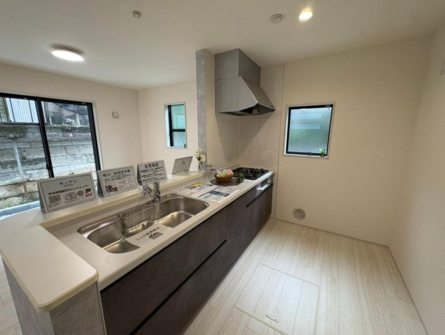 横浜市金沢区六浦東3丁目 新築戸建て【仲介手数料無料】カースペース2台のキッチン