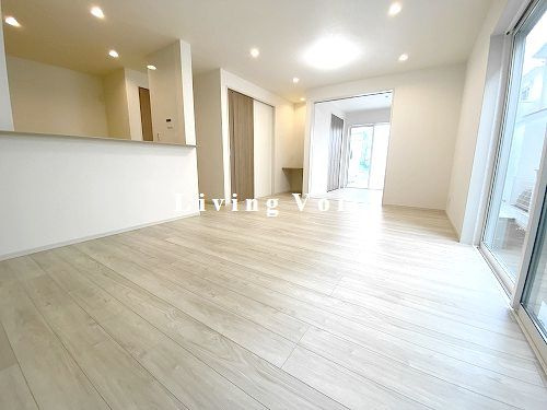 【居間・リビング】 | 【仲介手数料０円】藤沢市高倉9期　新築一戸建て　2号棟　全2棟 | 藤沢市高倉9期　新築一戸建て　全2棟