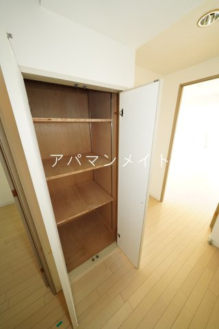 【収納】 | 東戸塚アーバンコンフォート壱番館 | 廊下にある収納スペース