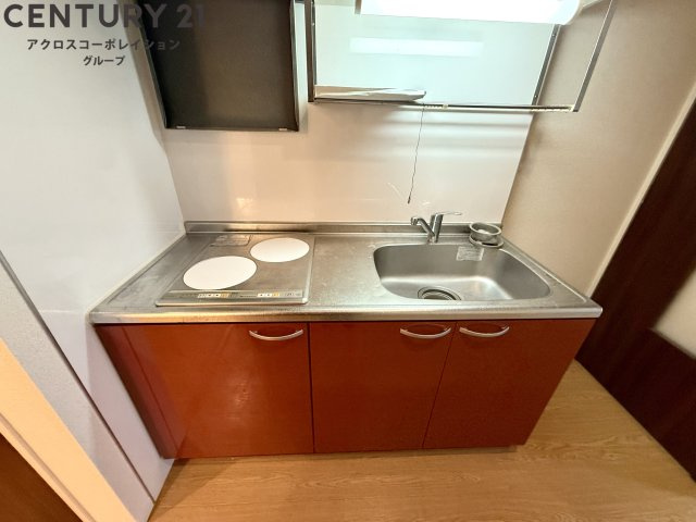 2口IHコンロ付きのシンプルなキッチン