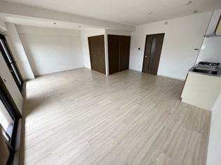 窓が多く明るいお部屋です♪