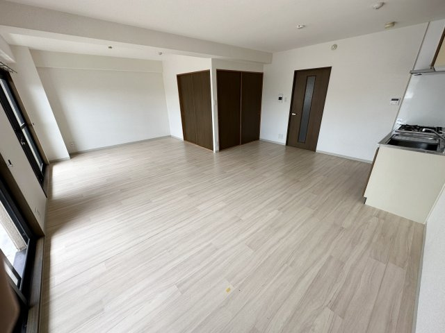 窓が多く明るいお部屋です♪