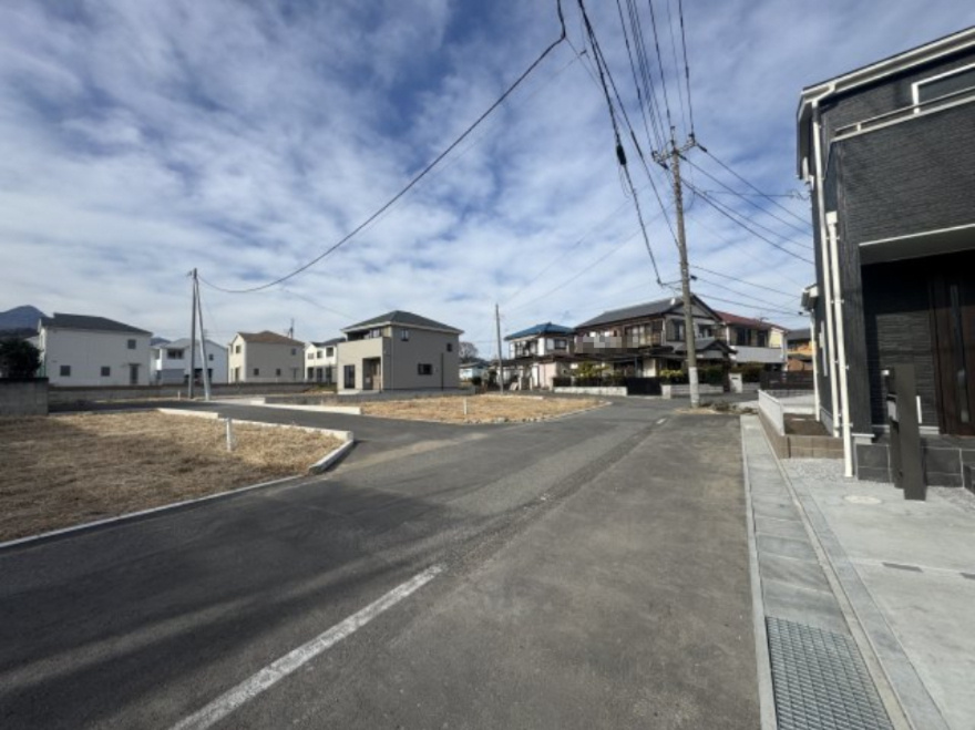 新築　渋川市石原1期　１号棟の前面道路含む現地写真|現地写真　東側接道幅員約6.5ｍ