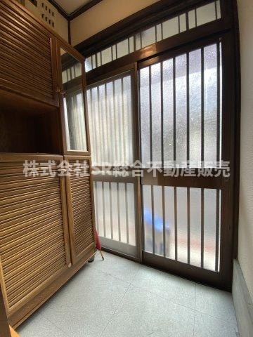若江東町2丁目中古戸建の玄関|玄関ドアは引き戸タイプです！