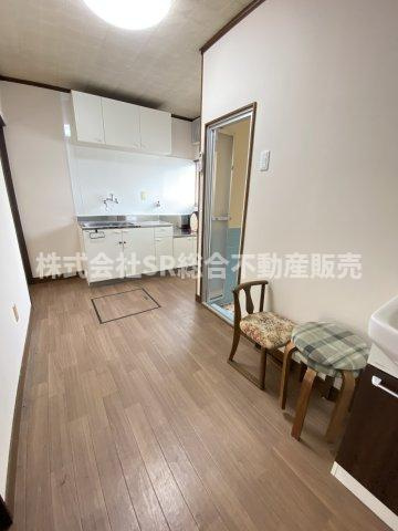 若江東町2丁目中古戸建のキッチン|使いやすい居間です